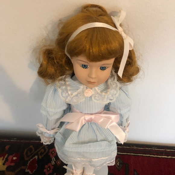 Porcelain Doll - including stand - Picture 4 of 8